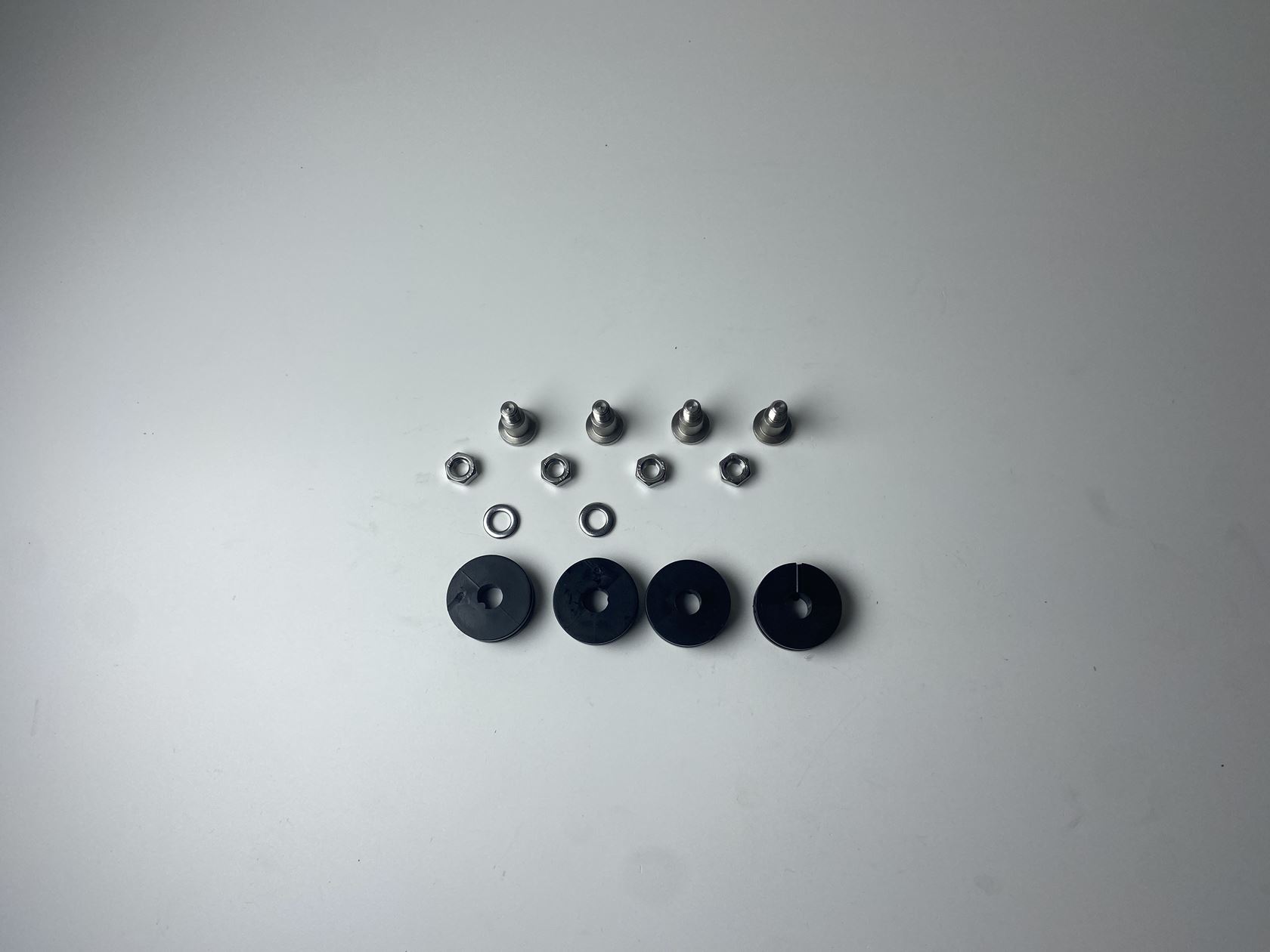 ACD Deurbeslagzakje - 4 wieltjes + boutjes + aluminium plaatje (deurstopper) afbeelding