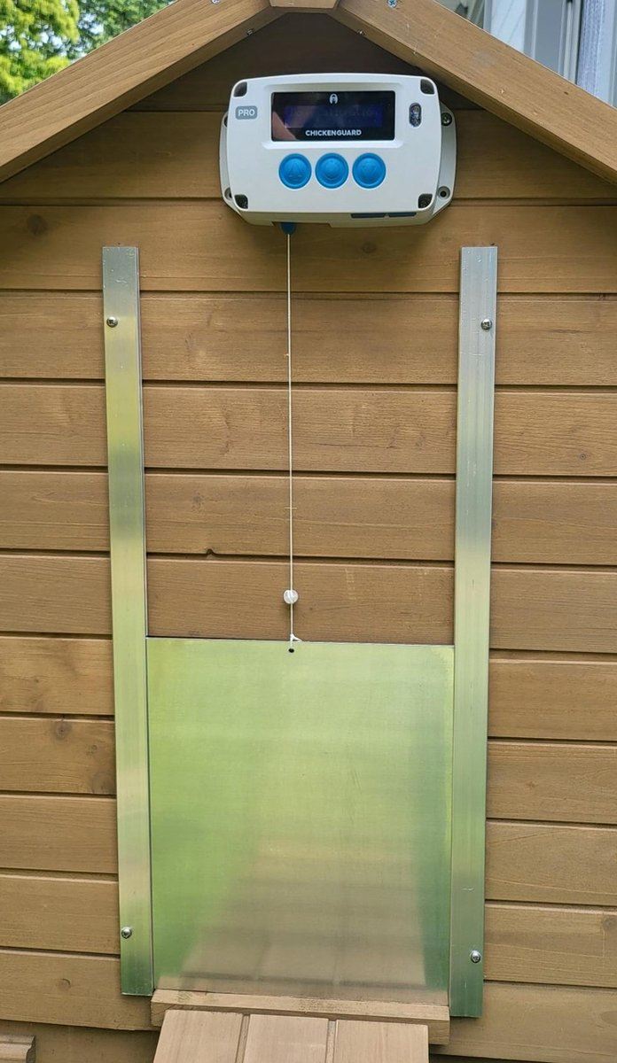ChickenGuard Pro kippenhokopener - Batterijen, Timer, Lichtsensor - ALU Luik Medium - B23 x H34 cm afbeelding