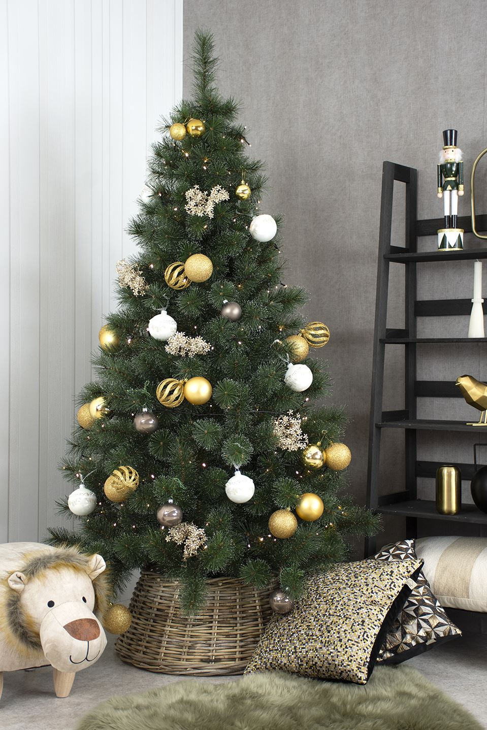 Cleveland Frosted Pine kunstkerstboom - 210 cm - groen - frosted -Ø 115 cm - 792 tips - metalen voet afbeelding
