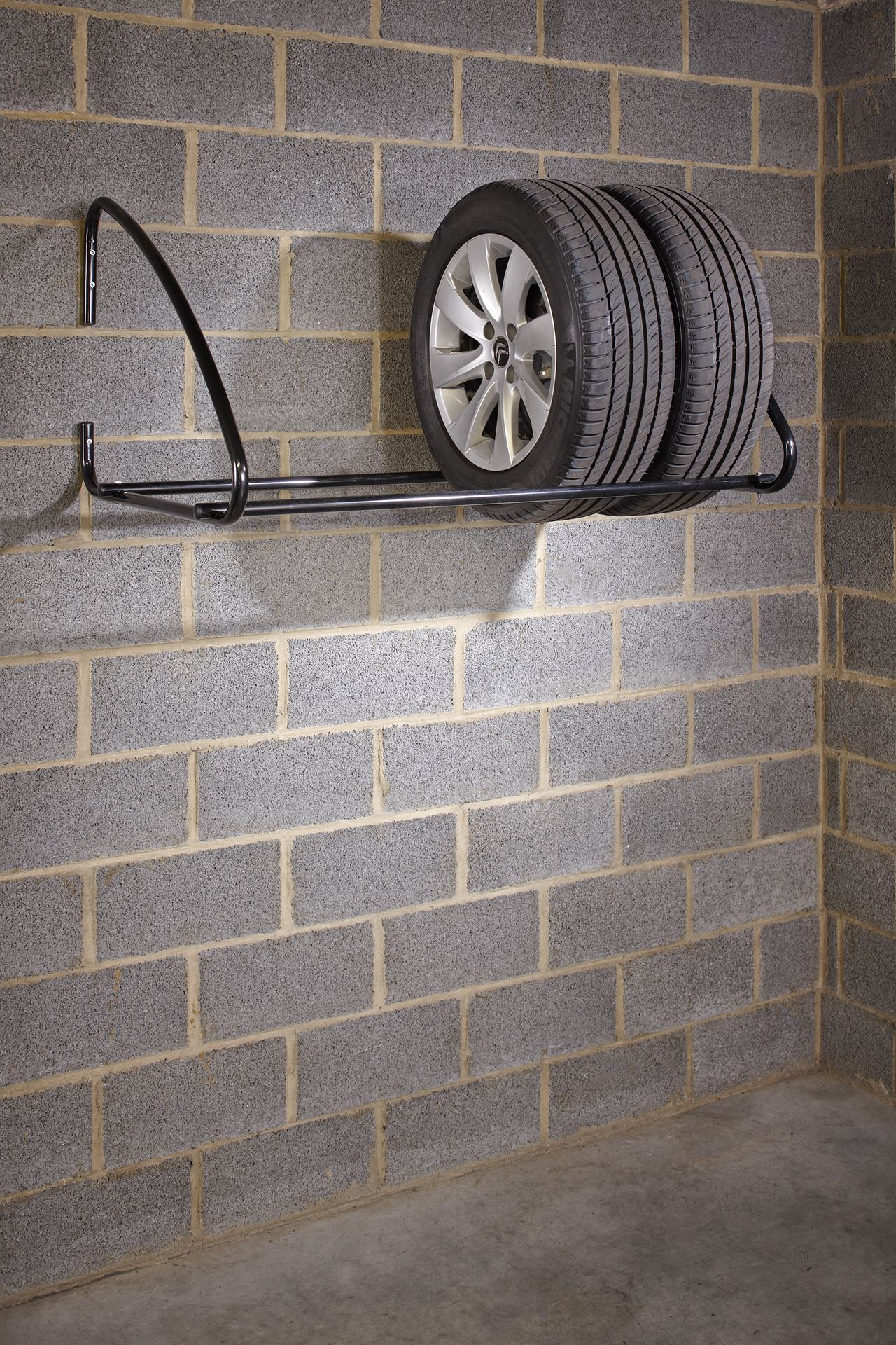 Mottez wandrek voor banden Gelakt staal - 73x112x57cm - Plaats voor 4 autobanden afbeelding